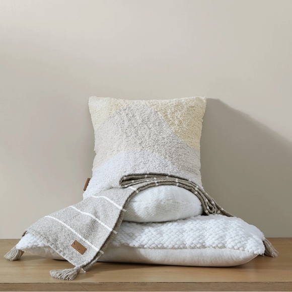Koolaburra Cream and White Throw Blanket - Picture 1 of 3